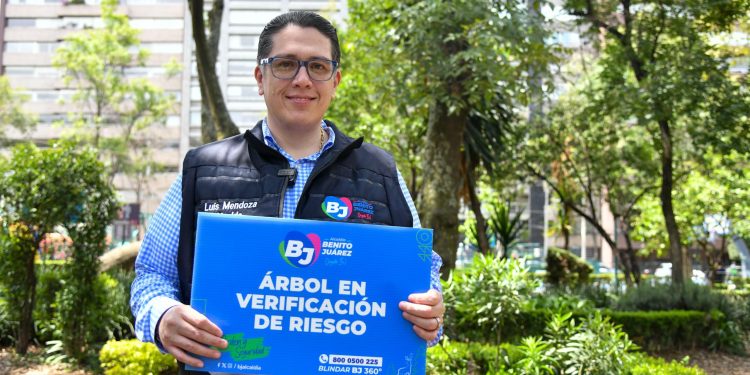 Desde el Parque Acacias, Luis Mendoza informó sobre la instalación de señalamientos de advertencia y la intervención de árboles con alto riesgo de colapso. FOTO: Especial