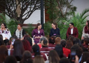 La jefa de Gobierno de la Ciudad de México, Clara Brugada Molina, acompañó a la presidenta de México, Claudia Sheinbaum Pardo, a la inauguración del programa Abogadas de las Mujeres, estrategia nacional de defensa jurídica contra la violencia de género.