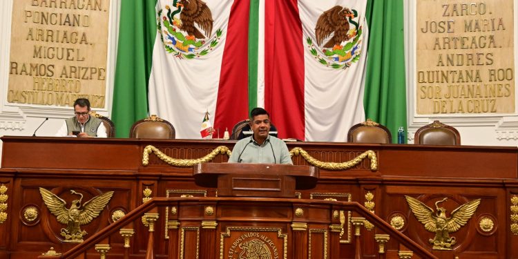 Al subir a tribuna, el diputado Juan Estuardo Rubio Gualito (PVEM) expuso que durante años estas personas trabajadoras han sido precarizadas, a pesar de sostener una parte vital de la economía urbana aún en pandemia. FOTO: Especial