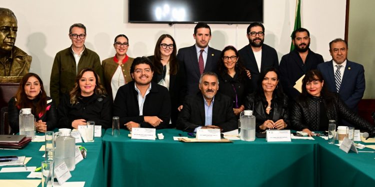 Las Comisiones Unidas de Administración y Procuración de Justicia y de Normatividad, Estudios y Prácticas Parlamentarias del Congreso local aprobaron el dictamen a la iniciativa para reformar diversas disposiciones de la Ley Orgánica del Poder Judicial de la Ciudad de México, propuesta por la jefa de gobierno Clara Marina Brugada Molina. FOTO: Especial