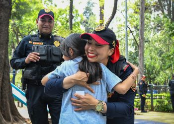 Ante el inicio del ciclo escolar 2025-2026, la alcaldía Benito Juárez refuerza la seguridad en planteles de educación básica mediante el operativo “Caminito de la Escuela”, en el que elementos de Blindar BJ360° buscan garantizar la integridad física de alumnos, madres y padres de familia, maestros y comunidad escolar. FOTOS: Especial