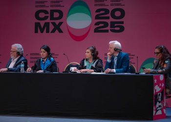 Desde el Teatro de la Ciudad de México “Esperanza Iris”, la mandataria capitalina, expresó que las acciones y proyectos deben de salir del conversatorio existente del Congreso, pues solo así se construirá una red de unidad entre naciones. FOTO: Especial