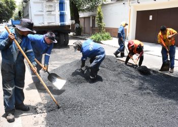 Bajo la instrucción del alcalde Luis Mendoza, la alcaldía Benito Juárez bacheó más de 48 mil metros cuadrados de carpeta asfáltica que se traducen en más de 6 mil 900 baches tapados y se continúa avanzando en su objetivo de erradicar los baches en la demarcación. FOTO: Especial