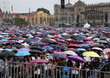 Brugada Molina explicó que Mercomuna significa mercado, comunidad y abasto, y que se trata de una medida que no sólo apoya a los hogares capitalinos, sino que genera un círculo virtuoso de consumo local. FOTO: Especial