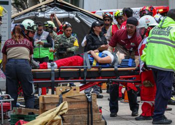 La jefa de Gobierno de la Ciudad de México, Clara Brugada Molina, encabezó la presentación del informe del Segundo Simulacro Nacional 2025, mismo que se realizó con éxito en toda la capital del país, pues contó con la participación de 8.1 millones de ciudadanos y 25 mil 354 inmuebles registrados, lo que representa cifras históricas en este tipo de ejercicios preventivos. FOTO: Especial