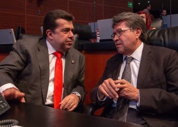 Si el diputado Pedro Haces se comporta como personaje que puede moverse en avión o helicóptero privados, celebrar su fiesta de cumpleaños en España o festejar con amigos en restaurante de suntuoso hotel de la Ciudad de México es porque posee recursos para hacerlo. FOTO: Especial