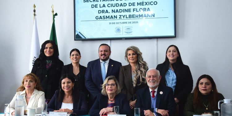 La diputada Nora Arias Contreras preguntó sobre la periodicidad en la aplicación de la vacuna del papiloma humano a menores de edad; las cifras de reconstrucciones mamarias y en qué hospitales se realizan, las acciones de detección de cáncer de ovario y dónde se aplican; y ampliar la información de la voluntad anticipada.