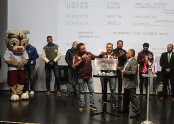 El alcalde, Fernando Mercado Guaida fue testigo de honor del sorteo de la Primera Copa Magdalena “Por La Paz”, torneo de fútbol que busca fortalecer el tejido social de la demarcación, inculcando en la juventud la cultura del deporte entre las y los jóvenes que practican esta actividad física. FOTOS: Especial