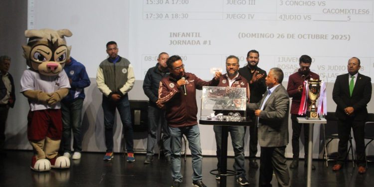 El alcalde, Fernando Mercado Guaida fue testigo de honor del sorteo de la Primera Copa Magdalena “Por La Paz”, torneo de fútbol que busca fortalecer el tejido social de la demarcación, inculcando en la juventud la cultura del deporte entre las y los jóvenes que practican esta actividad física. FOTOS: Especial