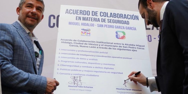 El alcalde de Miguel Hidalgo, Mauricio Tabe, y el presidente municipal de San Pedro Garza García, Nuevo León, Mauricio Farah Giacoman firmaron un Acuerdo de Colaboración para intercambiar experiencias exitosas en seguridad y en modelos de gestión que han dado buenos resultados. FOTOS: Especial