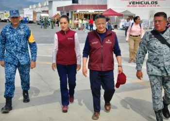 La presidenta de México, Claudia Sheinbaum Pardo; y el gobernador de Hidalgo, Julio Menchaca Salazar; encabezaron una gira de trabajo por los municipios de Huehuetla y Tianguistengo, con el objetivo de dialogar con la gente, supervisar las acciones de apoyo y fortalecer la coordinación interinstitucional para atender esta emergencia. FOTO: Especial