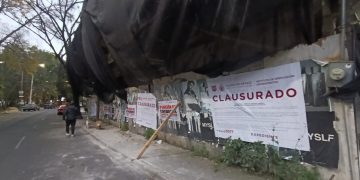 La alcaldía Coyoacán dio a conocer que este lunes se registró un incidente en donde un grupo de manifestantes que protestaban en el Palacio de Cortés fueron salpicados con agua con una manguera que le fue arrebatada a un trabajador de la demarcación, quien realizaba tareas de limpieza del Jardín Hidalgo. FOTO: Especial