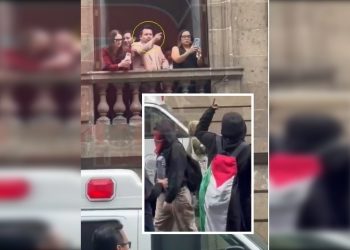 En su “Chilanguera” de este miércoles, la bancada de Morena acusó al diputado del PAN, Raúl Torres –a quien le atribuyen ser falso migrante– por haber gritado “palestinos terroristas” a un grupo de encapuchados que se manifestaban frente al Congreso de la CDMX, el lunes, con banderas de Palestina, apenas unos minutos después de la pelea a golpes en la Tribuna.