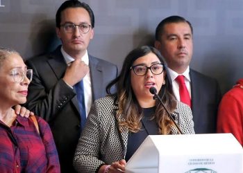 De no creerse, pero es real: a pesar de su experiencia legislativa de más de 4 años, el lunes de la pelea en el Congreso, al coordinador de la bancada del PAN, Andrés Atayde, y a la diputada Daniela Álvarez, presidenta de la Comisión de Puntos Constitucionales, se los ‘chamaquearon’ por doble partida. Esa conclusión es evidente, a partir de la propia versión de los panistas.