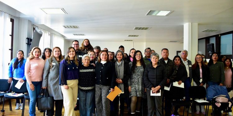 Con el objetivo de fortalecer la atención institucional que se brinda a la ciudadanía capitalina, especialmente a mujeres que enfrentan situaciones de violencia y acuden a los módulos legislativos como primer punto de contacto, la diputada Juana María Juárez López (MORENA) convocó al curso “Derecho de las Mujeres a una Vida Libre de Violencia”, dirigido al personal de estos espacios.