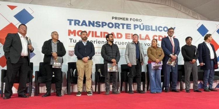 Gracias a los foros sobre la movilidad en la Ciudad de México, que organizan y llevan a cabo conjuntamente el Gobierno capitalino y el Congreso local, se podrá enriquecer el Proyecto del Plan General de Desarrollo de esta metrópoli 2025-204 en dicho rubro, ya que serán incluidas las opiniones de la sociedad civil y todos los sectores, manifestó la diputada Xóchitl Bravo Espinosa. FOTOS: Especial