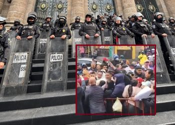 Furioso porque Morena decidió llamar a que volviera Gerardo González García, diputado propietario, su suplente Víctor Hugo Lobo Rodríguez secuestró este miércoles el Congreso de la Ciudad de México. FOTO: Especial
