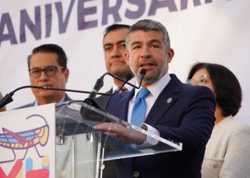 ¿A poco el alcalde sería capaz de dejar de mandar a esas embajadas al camión de la basura y se le ocurra una que otra obra en las banquetas frente a los inmuebles, nomás para molestar? FOTO: Especial