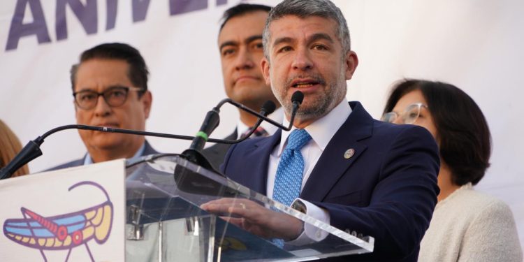 ¿A poco el alcalde sería capaz de dejar de mandar a esas embajadas al camión de la basura y se le ocurra una que otra obra en las banquetas frente a los inmuebles, nomás para molestar? FOTO: Especial