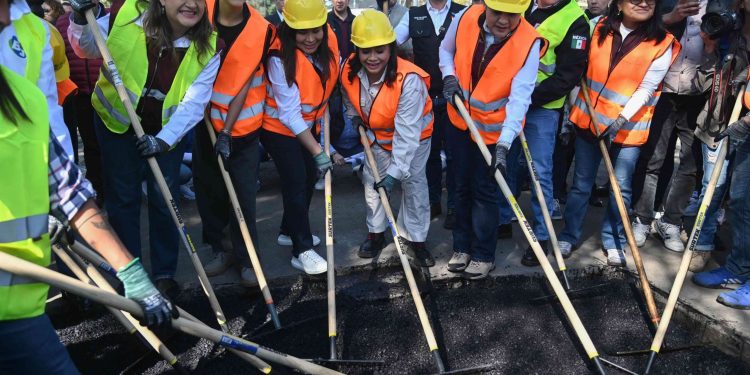 Desde que inició su gestión, la jefa de Gobierno, Clara Brugada Molina ha expresado más promesas que acciones para afrontar el que se ha convertido en un grave problema en la Ciudad de México: cientos de miles de baches en avenidas principales, que su administración tiene la responsabilidad de mantener en buen estado. FOTO: Especial