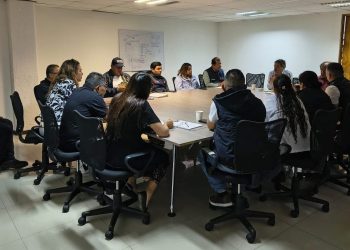 Este viernes se estableció una mesa de diálogo entre el Gobierno Central, la alcaldía Cuauhtémoc e integrantes del comercio popular desalojados la semana pasada por elementos de la demarcación; sin embargo, no asistió Alessandra Rojo de la Vega, principal promotora del ordenamiento en las calles.