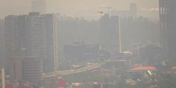 Quien sale de la CDMX tres o cuatro días, tiempo en que el cuerpo más o menos se limpia de los contaminantes, se percata de una triste realidad: al volver, apenas se abren las puertas del avión, se percibe la peste del smog, ese olor a gasolina y diésel quemado, a humo de coche de vieja tecnología de combustión. Provoca nausea y dolor de cabeza. FOTO: Cuartoscuro