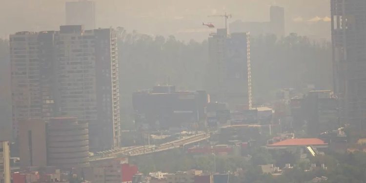 Quien sale de la CDMX tres o cuatro días, tiempo en que el cuerpo más o menos se limpia de los contaminantes, se percata de una triste realidad: al volver, apenas se abren las puertas del avión, se percibe la peste del smog, ese olor a gasolina y diésel quemado, a humo de coche de vieja tecnología de combustión. Provoca nausea y dolor de cabeza. FOTO: Cuartoscuro