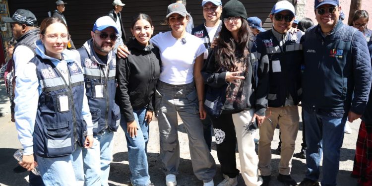La alcaldesa Alessandra Rojo de la Vega encabezó una jornada de Limpia Cuauhtémoc en la colonia Obrera, donde recorrió la zona junto a su gabinete y atendió directamente reportes de vecinas y vecinos en lo que respecta a alumbrado público, desazolve, drenaje, poda, bacheo y balizamiento, entre otras acciones. FOTO: Especial