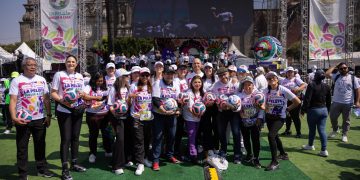 Casi 10 mil en la clase de futbol más grande del mundo