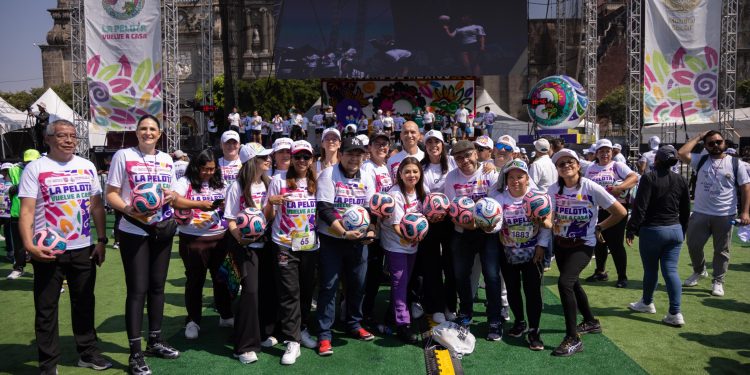 Casi 10 mil en la clase de futbol más grande del mundo