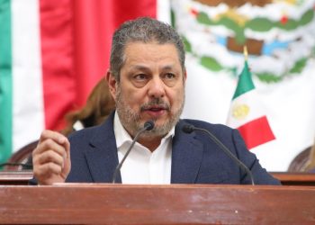 El diputado Ernesto Villarreal Cantú, coordinador del Grupo Parlamentario del Partido del Trabajo en el Congreso de la Ciudad de México III Legislatura, presentó una iniciativa para reformar el Artículo 12 de la Ley de Salud local con el propósito de reconocer el derecho de las personas en situación de dependencia a estar acompañadas por una persona cuidadora durante su hospitalización, así como regular su participación como co-auxiliar del equipo de salud. FOTO: Especial