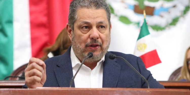 El diputado Ernesto Villarreal Cantú, coordinador del Grupo Parlamentario del Partido del Trabajo en el Congreso de la Ciudad de México III Legislatura, presentó una iniciativa para reformar el Artículo 12 de la Ley de Salud local con el propósito de reconocer el derecho de las personas en situación de dependencia a estar acompañadas por una persona cuidadora durante su hospitalización, así como regular su participación como co-auxiliar del equipo de salud. FOTO: Especial