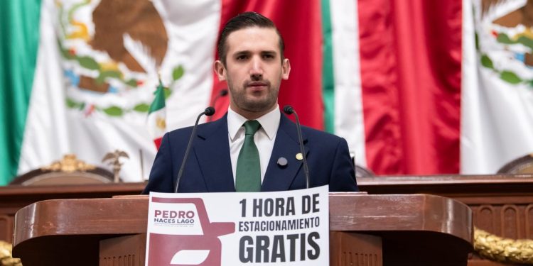Con el respaldo de un buen grupo de legisladores de Morena, PRD y PVEM, el diputado Pedro Haces Lago presentó una iniciativa para que los estacionamientos de establecimientos mercantiles otorguen gratuidad en la primera hora de estacionamiento, si es que se hizo alguna compra o consumo. FOTO: Especial