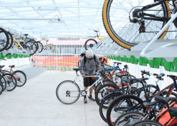 Los edificios públicos del Gobierno de la Ciudad de México y de las 16 alcaldías, así como los establecimientos mercantiles, deberían contar con lugares de estacionamientos especiales para las bicicletas y otros vehículos no motorizados, planteó la diputada Paula Alejandra Pérez Córdova. FOTO: X @biciamigable