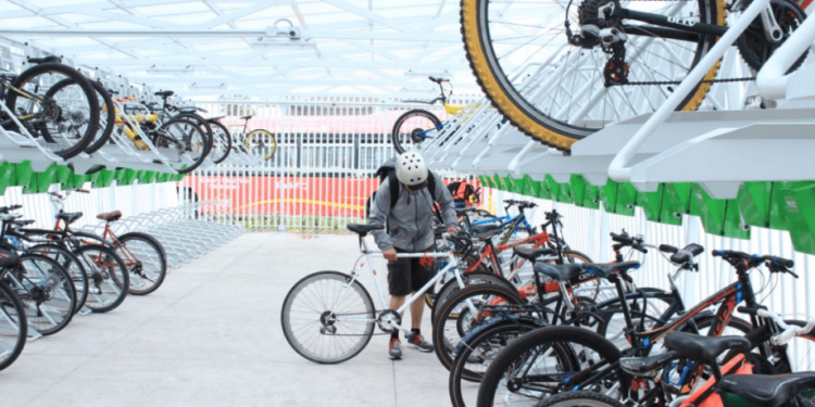 Los edificios públicos del Gobierno de la Ciudad de México y de las 16 alcaldías, así como los establecimientos mercantiles, deberían contar con lugares de estacionamientos especiales para las bicicletas y otros vehículos no motorizados, planteó la diputada Paula Alejandra Pérez Córdova. FOTO: X @biciamigable