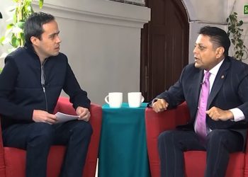 Jorge Armando Rocha, director de ese Canal desde el 20 de noviembre, conductor de ese programa “Perfiles”, decidió entrevistar en la primera emisión al diputado Israel Moreno, jefe político de la directora general de Operación y Producción del Canal, Alma Vera. FOTO: Especial