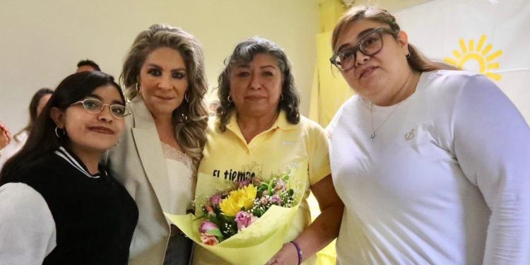 En la alcaldía Azcapotzalco, la dirigente perredista tomó protesta a Guadalupe Fonseca, como delegada presidenta del Comité del Sol Azteca en esa demarcación, así como a las secretarias integrantes de la dirigencia en dicho territorio.