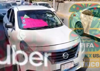 En las próximas semanas, el Gobierno Federal, de la mano con el de la Ciudad de México tendrán que resolver una encrucijada: quedar bien con los abusivos taxis del aeropuerto Benito Juárez de la capital o quedar bien y cumplir el convenio con la FIFA, permitiendo que los abusivos taxis de aplicación, Uber, puedan recoger pasaje en la terminal aérea, donde es zona federal limitada. FOTO: X / @porktendencia - Edición IA Gemini