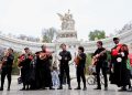 En el marco de la primera jornada de Festivales por la Paz, la Plaza de Santo Domingo, en la alcaldía Cuauhtémoc, se llenó de cantos, música y aplausos con el Concierto por la Paz de la Orquesta 100fónica PILARES, iniciativa de pacificación y recuperación del espacio público, impulsada por el Gobierno de la Ciudad de México y la Estrategia Nacional de Seguridad del Gobierno de Federal. FOTO: Especial