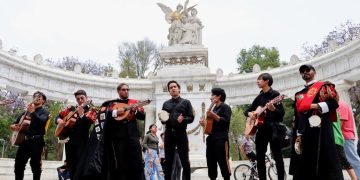 En el marco de la primera jornada de Festivales por la Paz, la Plaza de Santo Domingo, en la alcaldía Cuauhtémoc, se llenó de cantos, música y aplausos con el Concierto por la Paz de la Orquesta 100fónica PILARES, iniciativa de pacificación y recuperación del espacio público, impulsada por el Gobierno de la Ciudad de México y la Estrategia Nacional de Seguridad del Gobierno de Federal. FOTO: Especial