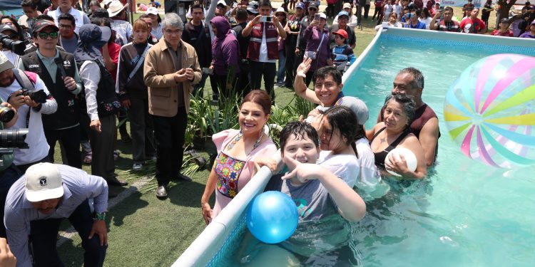La jefa de Gobierno de la Ciudad de México, Clara Brugada Molina, inauguró las primeras albercas públicas gratuitas “Santo Chapuzón Vacacional” para garantizar el derecho a la recreación y al sano esparcimiento de la población con énfasis en niñas, niños, jóvenes y personas mayores, actividades con las que se estima una afluencia de 3 mil personas. FOTO: Especial
