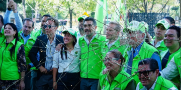 En realidad, es la desesperación de que con nada llaman la atención de la Jefatura de Gobierno. “Yo te terminé, no tu a mí”, acaso es el mensaje político que quiere enviar el PVEM, como para no sentirse despechado. Es de facto la ruptura del PVEM con Morena en la CDMX. No irán juntos en 2027. FOTO: Especial – Edición IA Gemini