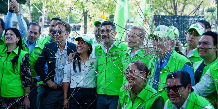 En realidad, es la desesperación de que con nada llaman la atención de la Jefatura de Gobierno. “Yo te terminé, no tu a mí”, acaso es el mensaje político que quiere enviar el PVEM, como para no sentirse despechado. Es de facto la ruptura del PVEM con Morena en la CDMX. No irán juntos en 2027. FOTO: Especial – Edición IA Gemini