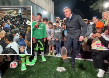 El pasado viernes, mientras había un tremendo caos en el Metro por el paro parcial de trabajadores, el director general de ese Sistema de Transporte Colectivo (SCT), Adrián Rubalcava andaba muy quitado de la pena entregando canchitas de futbol en Cuajimalpa. FOTOS: InfoMetroMX / Especial