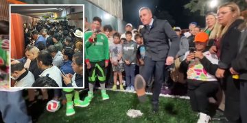 El pasado viernes, mientras había un tremendo caos en el Metro por el paro parcial de trabajadores, el director general de ese Sistema de Transporte Colectivo (SCT), Adrián Rubalcava andaba muy quitado de la pena entregando canchitas de futbol en Cuajimalpa. FOTOS: InfoMetroMX / Especial