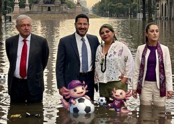 Ni los gobiernos federal de AMLO ni de Sheinbaum, ni las etapas en el GCDMX de la propia Sheinbaum y de Martí Batres se ocuparon de iniciar obra alguna con motivo del Mundial de futbol. Le dejaron todo a Clara Brugada, que hizo lo que pudo. FOTOS: Archivo - IMAGEN: modificación con IA Gemini