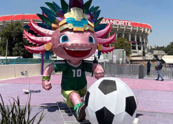 La Jefa de Gobierno, Clara Brugada Molina, aseguró que es falsa la información difundida sobre el retiro de la escultura del Ajolote capitalino de las inmediaciones del Estadio Azteca por petición de la FIFA o del Instituto Mexicano de la Propiedad Industrial (IMPI), y anunció que será reinstalado en próximos días. FOTO: Especial