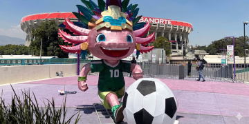La Jefa de Gobierno, Clara Brugada Molina, aseguró que es falsa la información difundida sobre el retiro de la escultura del Ajolote capitalino de las inmediaciones del Estadio Azteca por petición de la FIFA o del Instituto Mexicano de la Propiedad Industrial (IMPI), y anunció que será reinstalado en próximos días. FOTO: Especial