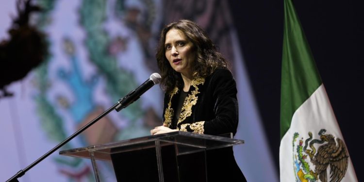 Es insólito, señala, que Sheinbaum “amenace a una representante política de otro país porque no esté de acuerdo con sus ideas, y no actúe con el respeto con el que ella es recibida en España. La deriva totalitaria y violenta de México conduce al país a graves episodios antidemocráticos como el que se vive hoy.” FOTO: Especial