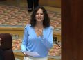 Ayuso es una de las más importantes representantes de la derecha española actual. Quiere ser presidenta de su país, y trabaja para ello, al exterior, y al interior de la nación. ¿Cuál es su fuerza real en Madrid y en España? ¿Cuál es el panorama de su futuro político? Al parecer, otra vez está jugando al límite, como en el “cañas por vidas”. FOTO: captura pantalla transmisión Asamblea Madrid.